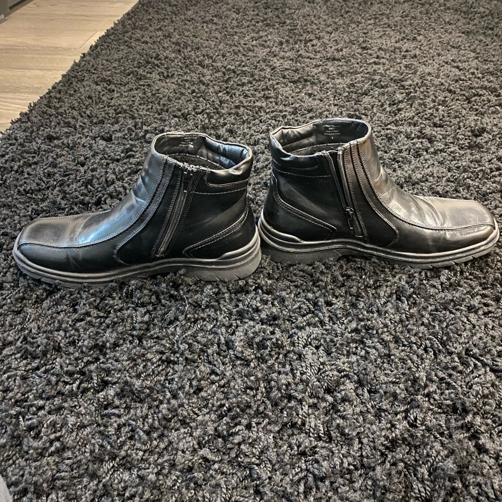 Denver Hayes Mens Boots (size 9)